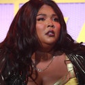 Lizzo demandada por empleada de gira por acoso racial, acoso sexual y más