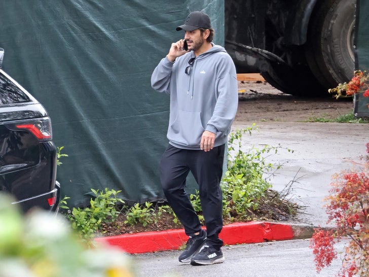 0313-Jonathan-Davino-is-seen-talking-to-contractors-at-Sydney-Sweeney-Mansion-photos-primar-2y