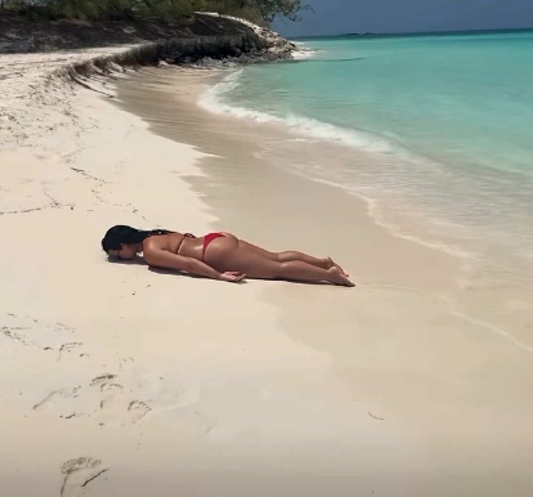 Demi Lovato Bahamas 0