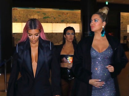 kardashian sisters in japan photos-02