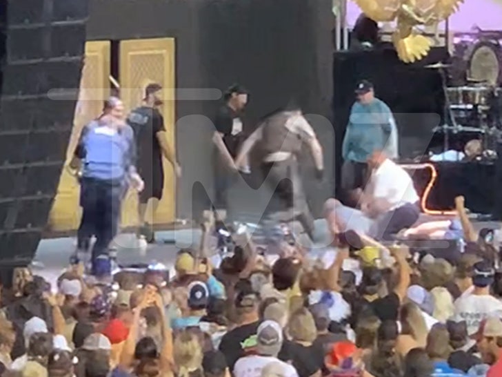 Kid Rock, Gösteriyi İptal Etti, İzleyiciler Mekanı Çöpe Attı