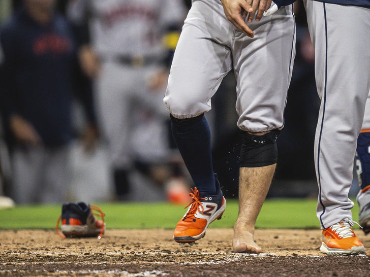 0918-Jose-Altuve-Foul-Ball-Foot-Takes-Shoe-Off-primary-2