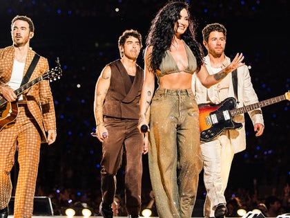 0811-Demi-Lovato-Jonas-Bros-MetLife-PRIMARY