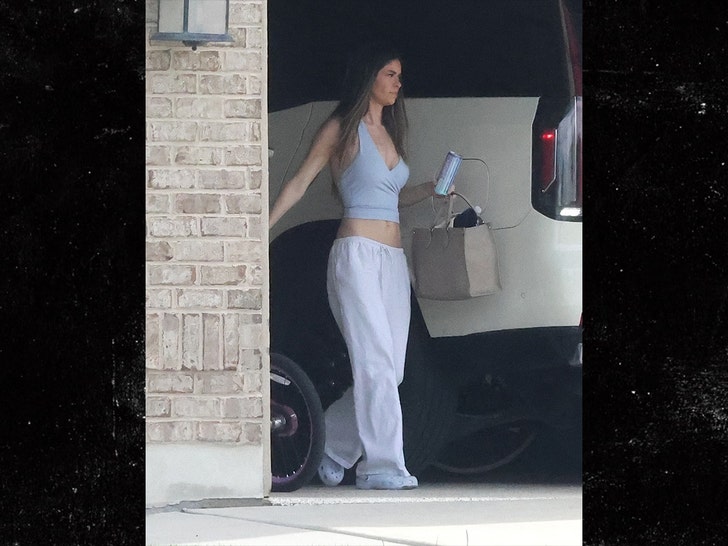 taylor frankie paul unloads groceries before heading inside home in utah backgrid 3