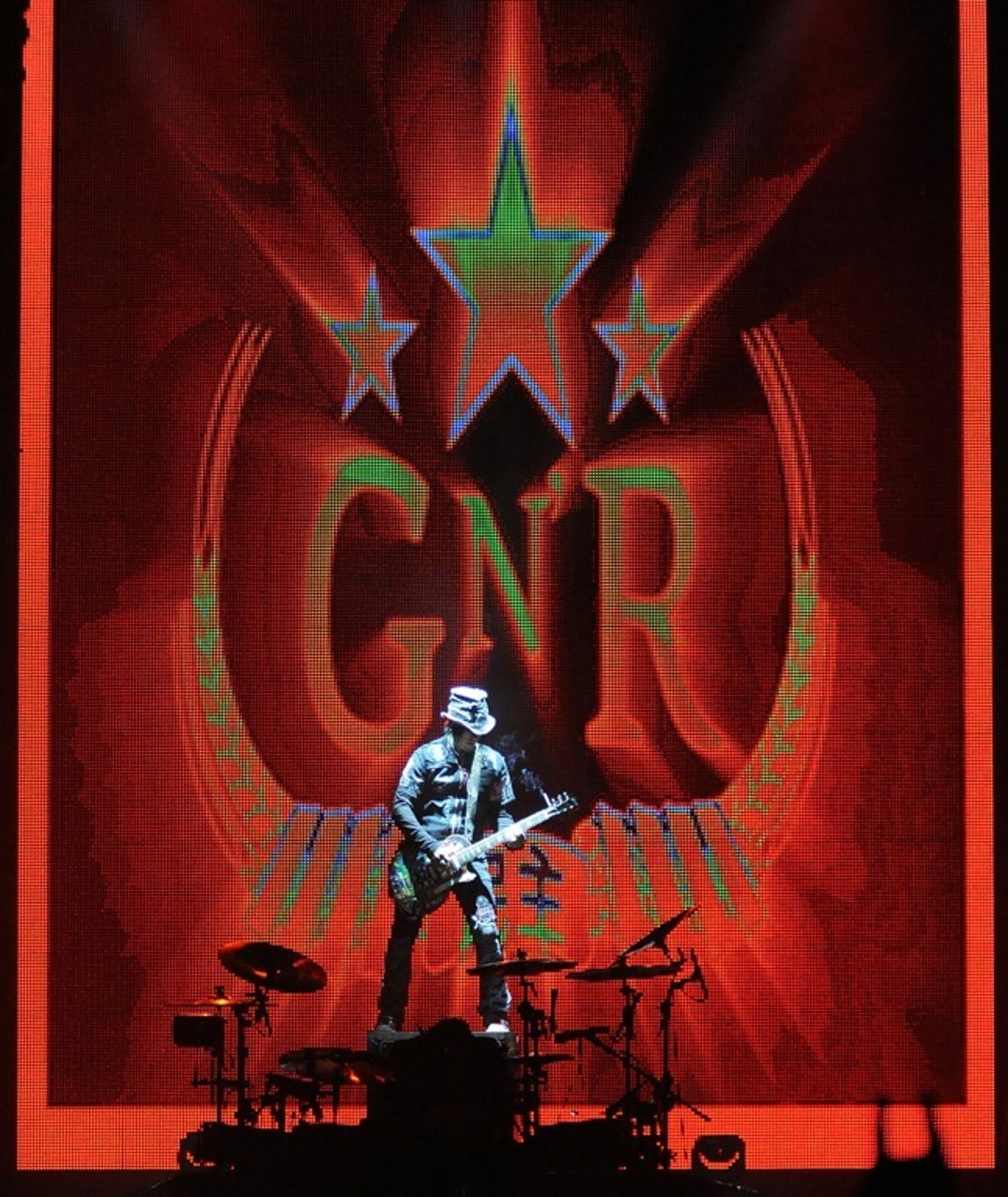 0401_gunsnroses_performance_02