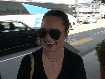 041217_chrissy_teigen_primary