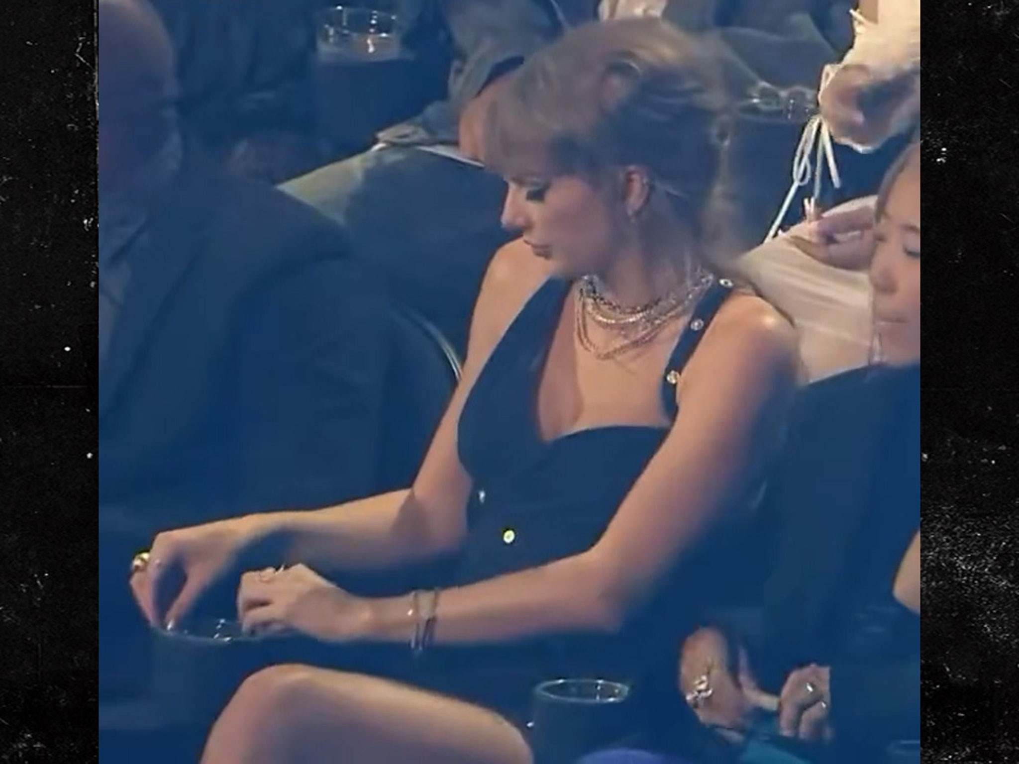 Taylor Swift Struggles with Cup at VMAs, image size:2048x1536
