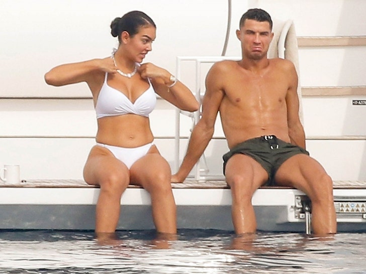 Cristiano Ronaldo und Georgina Rodriguez schwimmen