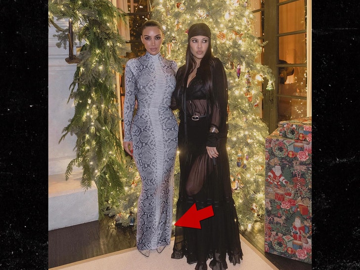 kim kardashian tanpa penyangga kaki dan kourtney kardashian