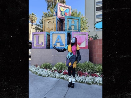 Janelle Monae visiting children's hospital facebook 1