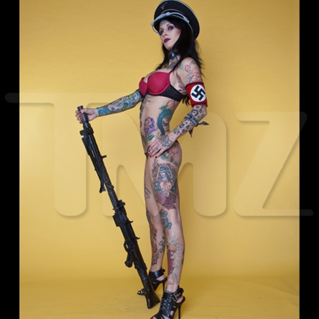 Девушки с нацистскими татуировками