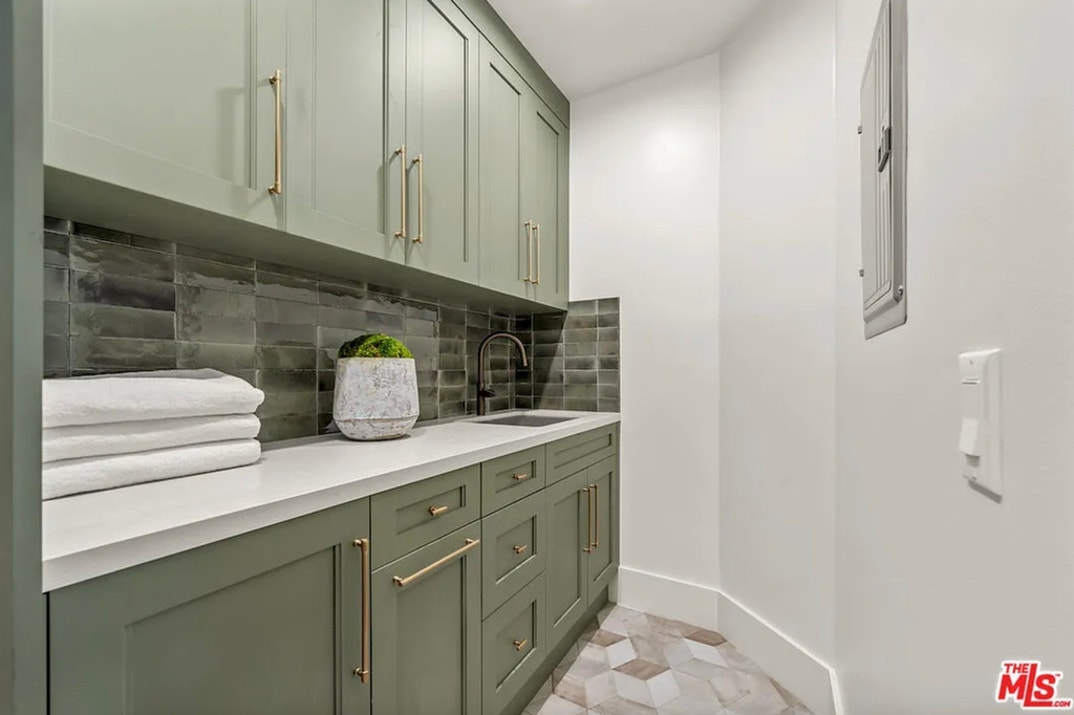 Peta Murgatroyd and Maks Chmerkovskiy Lists L.A. Home For Rent 12