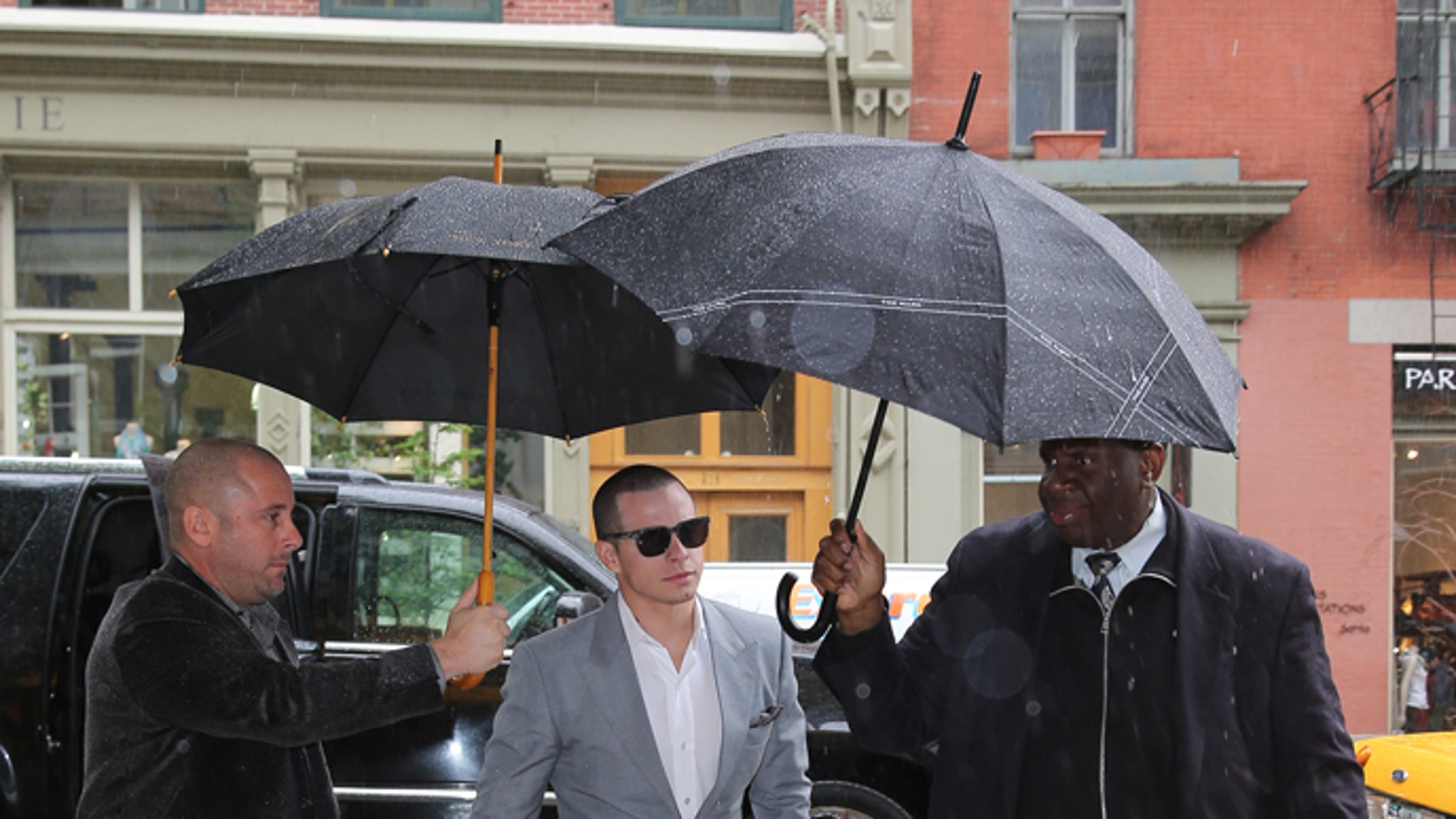 Два зонтика. Два мужика с зонтом. Два зонта. Держит зонт над. Люди с двумя зонтами.