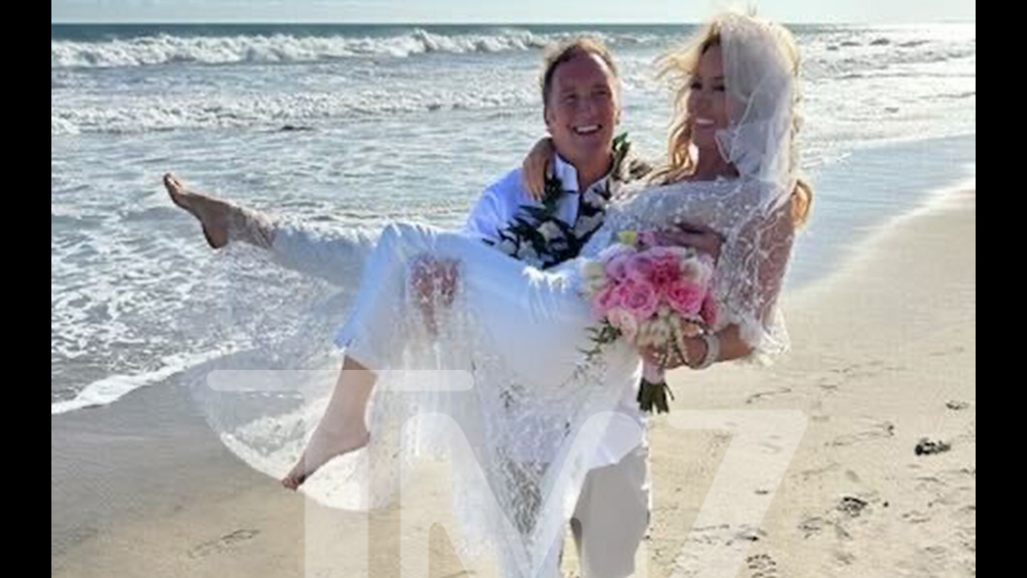 Lakers Owner Jeanie Buss Marries Comedian Jay Mohr in Malibu