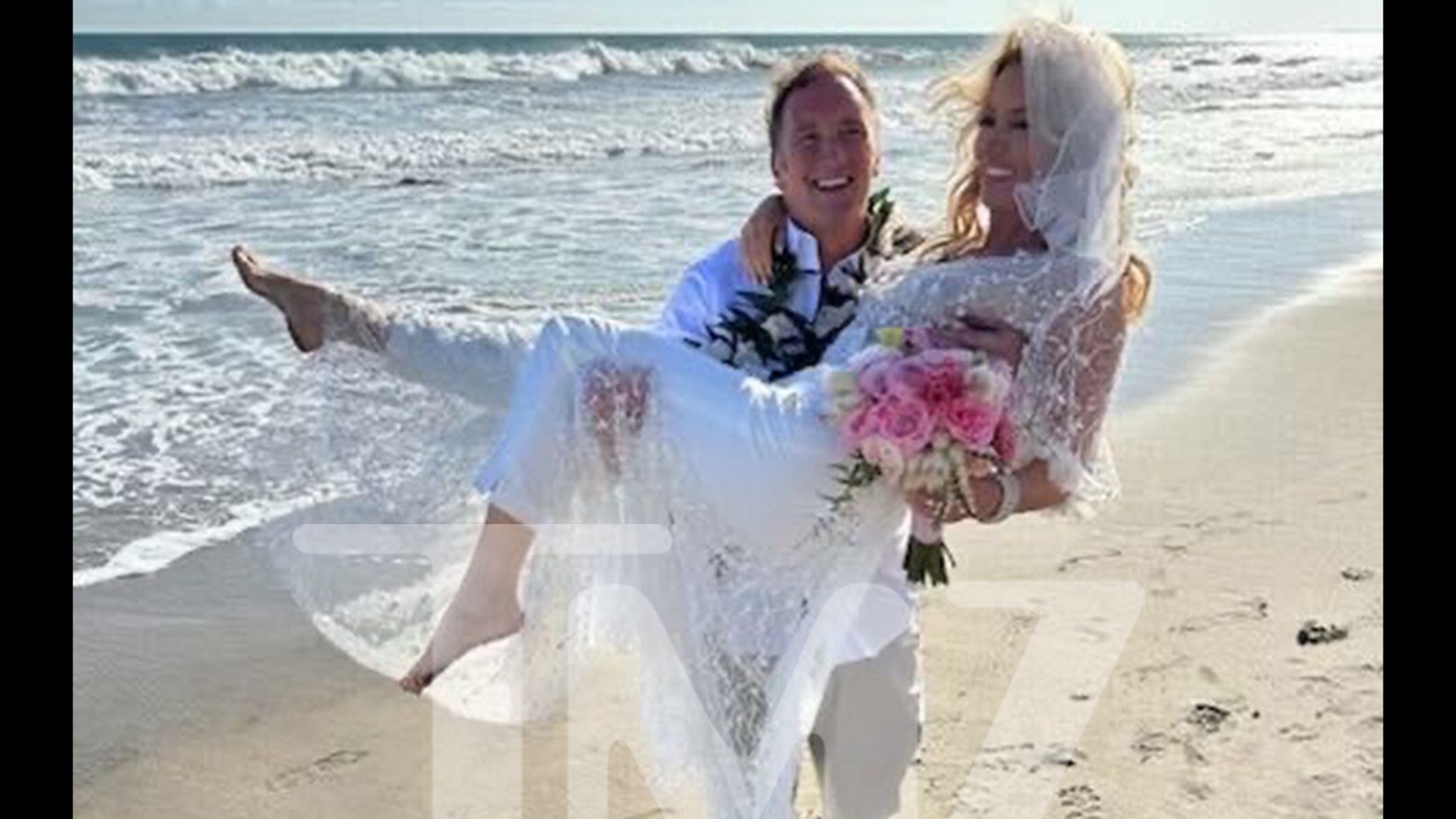 Lakers Proprietor Jeanie Buss Marries Comic Jay Mohr in Malibu