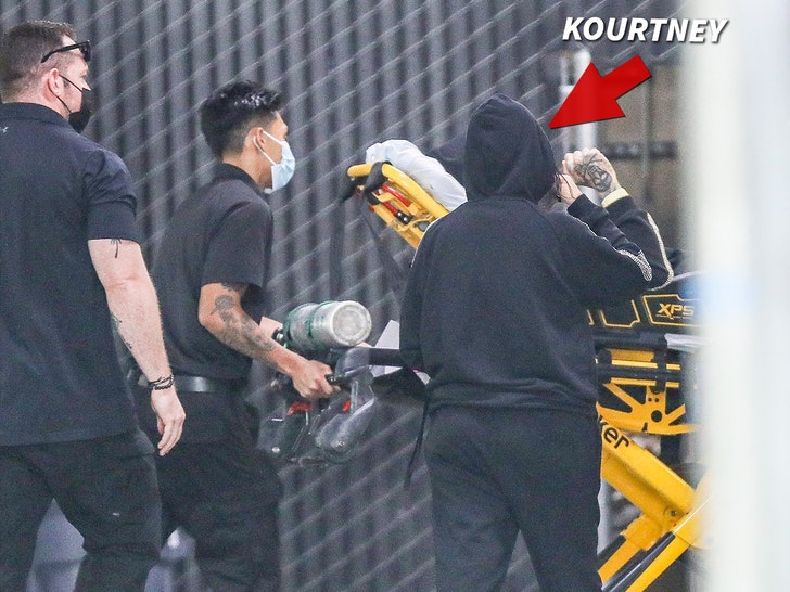 Travis Barker Hastaneye Kaldırıldı, Kourtney Kardashian Hastaneye Geldi