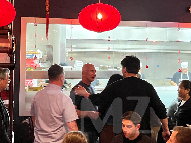 Jeff Bezos and Lauren Sanchez eating at Tropical Chinese in Miami