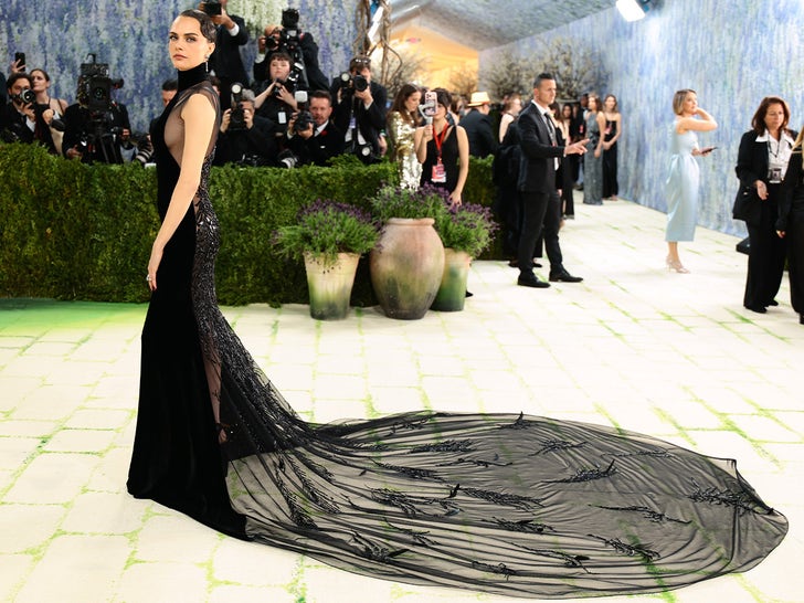 0504-Cara-Delevingne-Met-Gala-SUB
