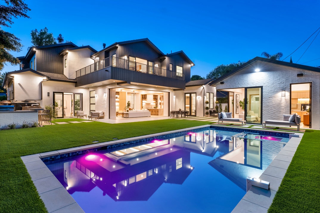 Allison Holker home 39