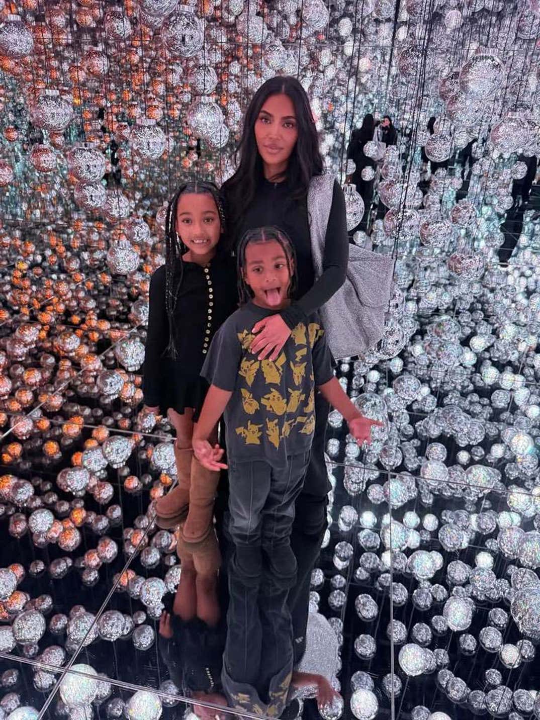 Kim Khloe Kardashian Fam Tokyo Trip 15