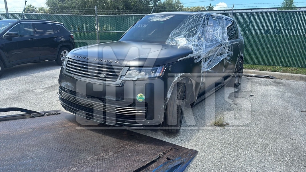 Tiger Woods Car Crash Aftermath Photos 22