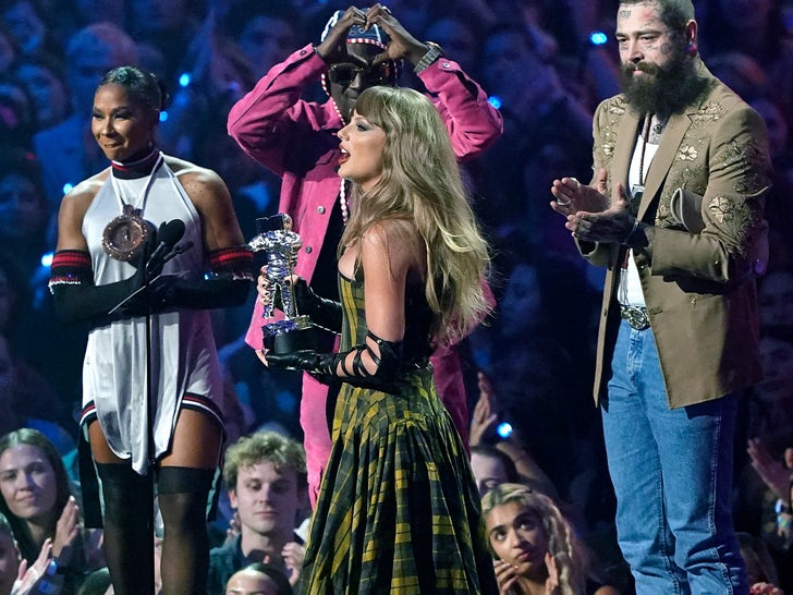 Taylor Swift Thanks Travis Kelce During VMA Awards Acceptance Speech