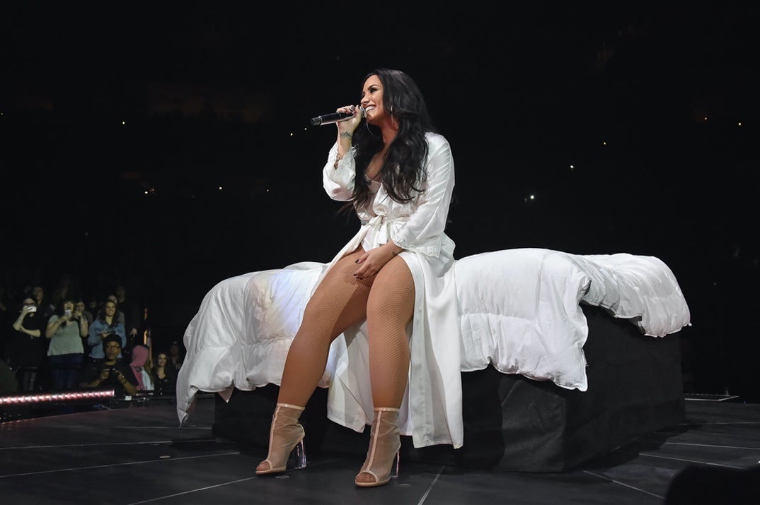 demi_performance_pics_08