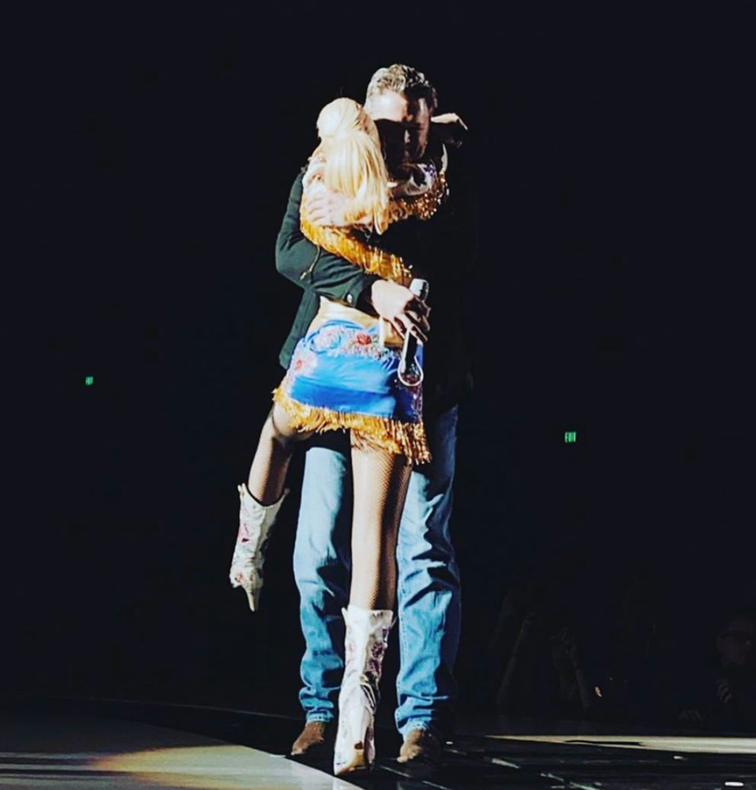 gwen-stefani-blae-shelton-together-cont-photos3
