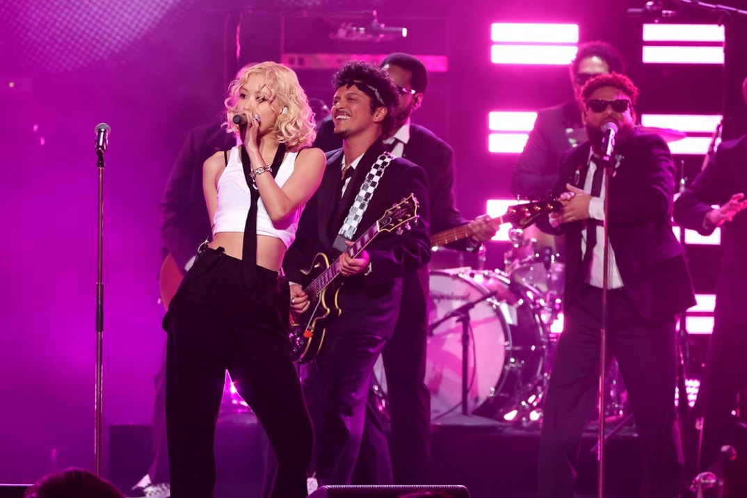 Rosé and Bruno Mars Grammys Performance 12