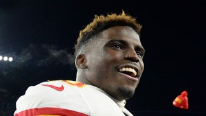 Tyreek Hill Donating 6,000 Meals Amid COVID-19 Outbreak, Challenges Mahomes