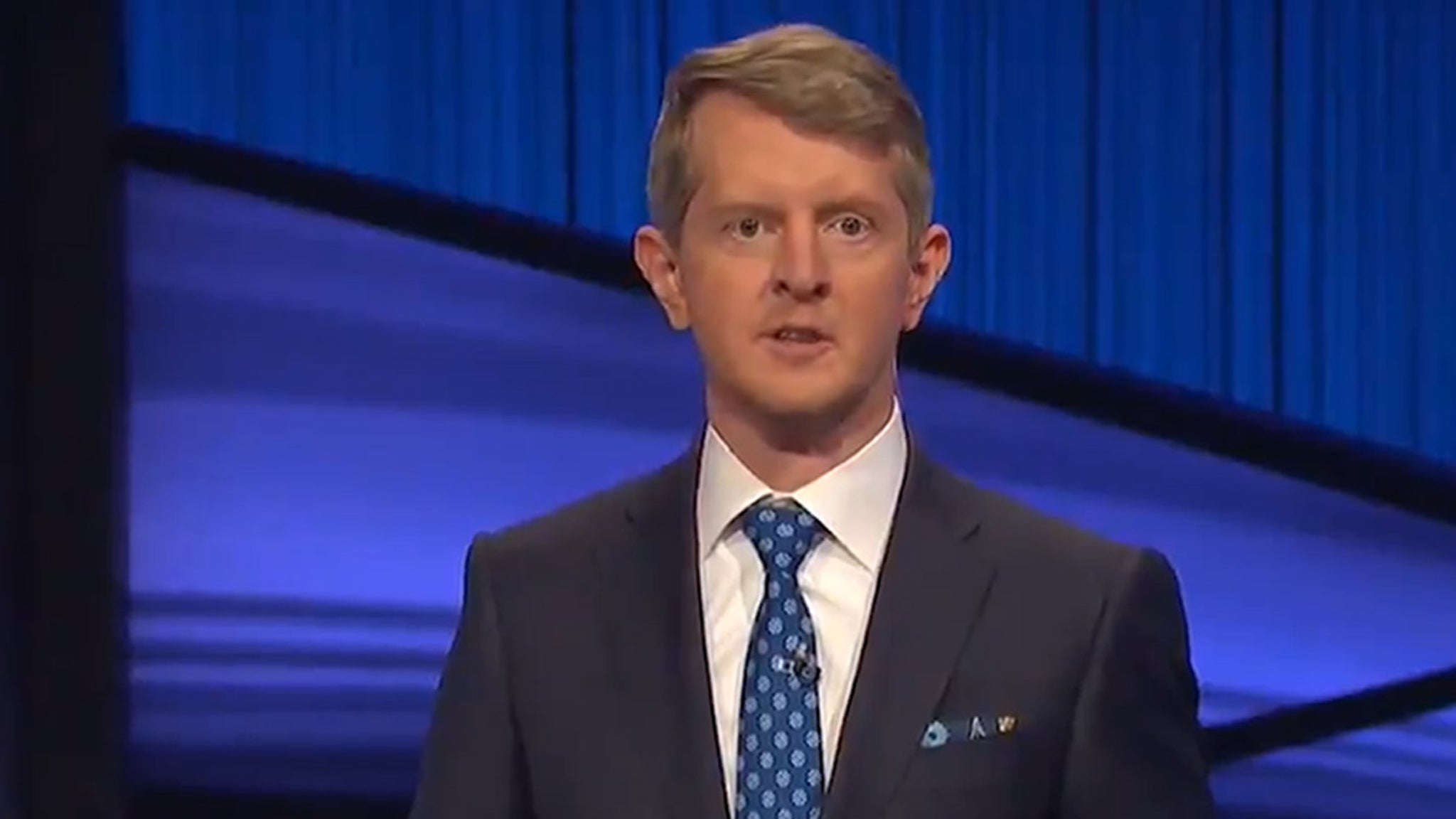 Ken Jennings pays tribute to Alex Trebek hosting First Episode