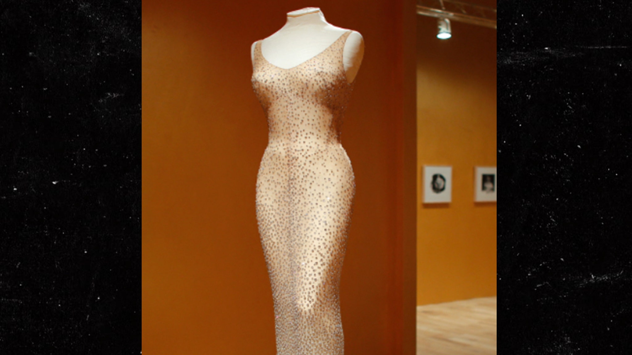 marilyn monroe gold dress kim kardashian Wears Iconic To Met Gala with Blonde Hair modest dresses