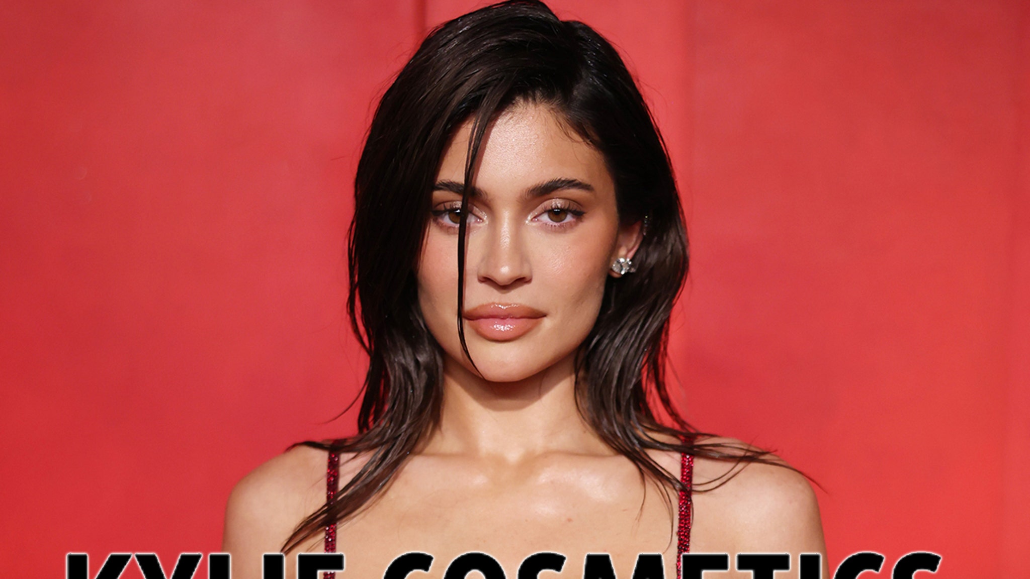 Kylie Jenner pronkt met decolleté in strakke leren top terwijl ze een nieuw parfum promoot