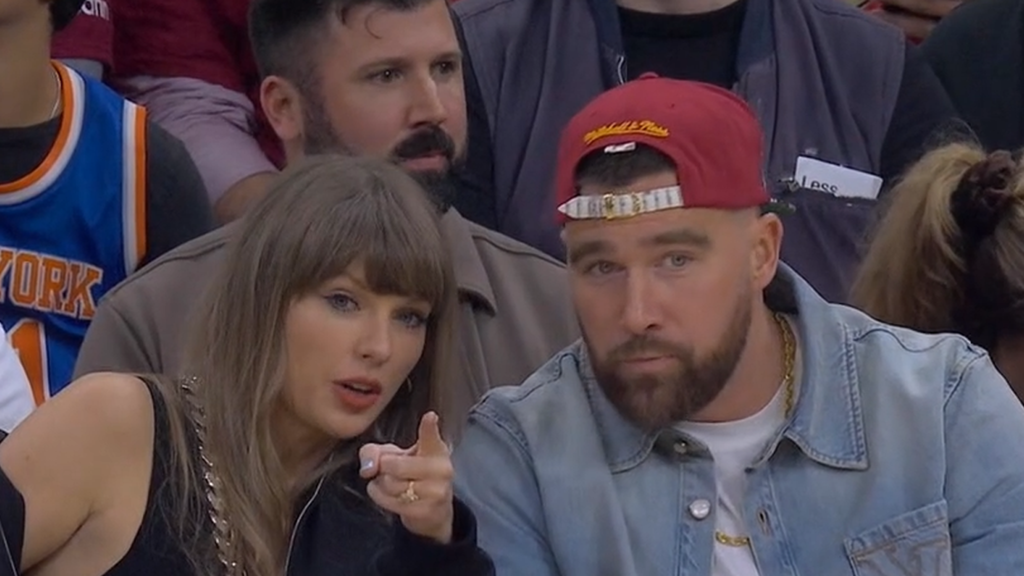 Taylor Swift geeft Travis Kelce Gum Courtside bij Knicks-Cavs Playoff Game