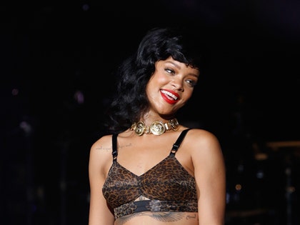 rihanna_777_tour_performance_04