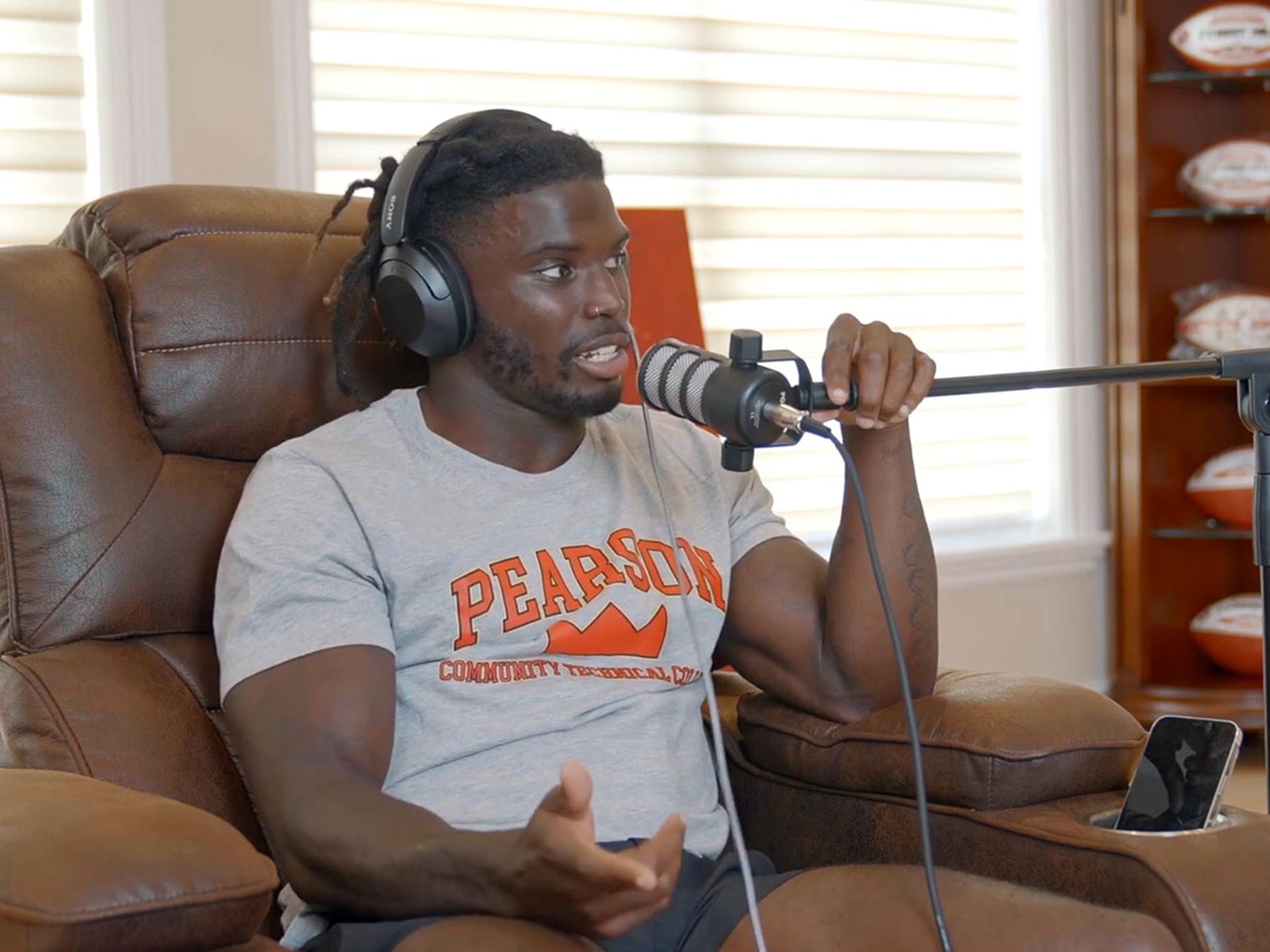 Tyreek Hill debuts his new podcast by throwing shade at Patrick