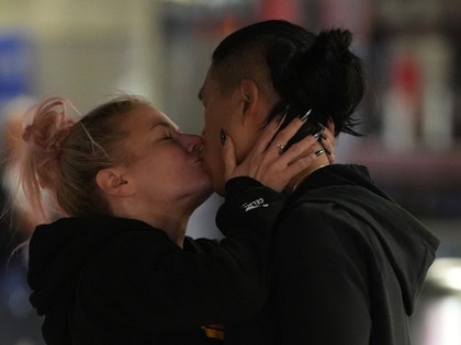 Ariana Madix Kissing Making Out LAX photos 6