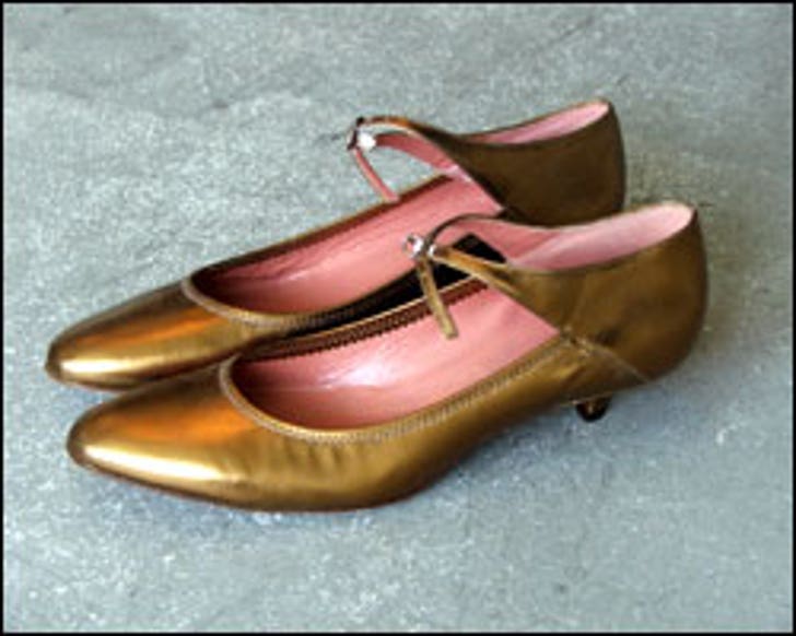 Check out Oscar-winning designer duds :: shoes_gold_250x200-1