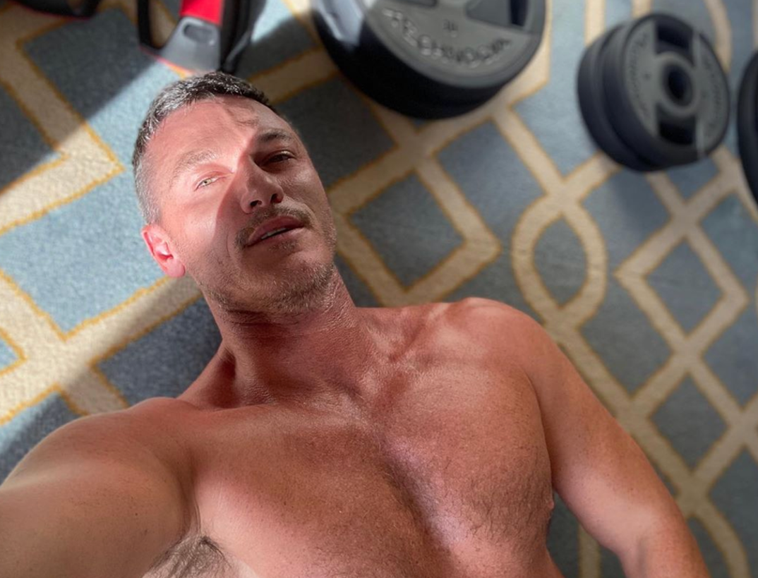 luke-evans-shirtless-hot-photos12