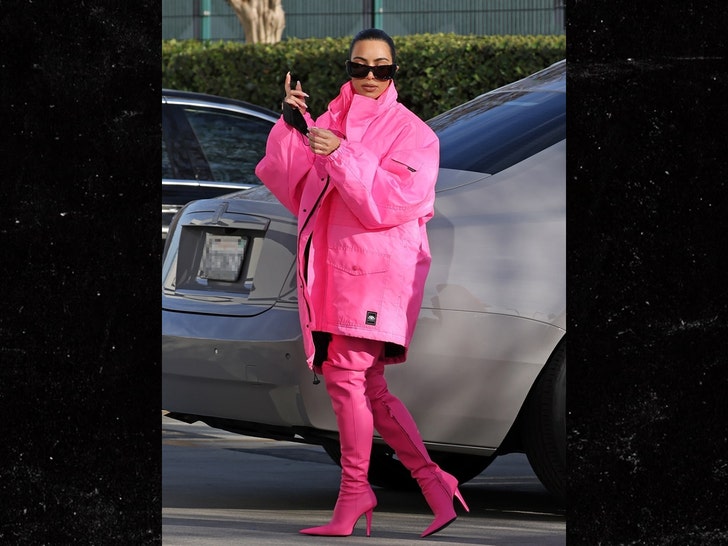 Pink kanye west shopping 260509 hi-res stock photography and
