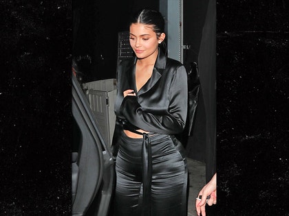 0602-kylie-jenner-post-baby-body-sexy-harry-hudson-birthday-backgrid-01