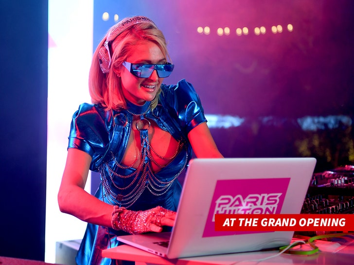 Paris Hilton DJ set