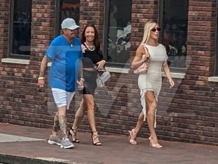 Vince Neil - Spotted hand in hands W 2 women after falling 5