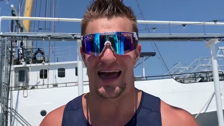 Rob Gronkowski Says Goodbye To Tom Brady With Mushy Note & Video