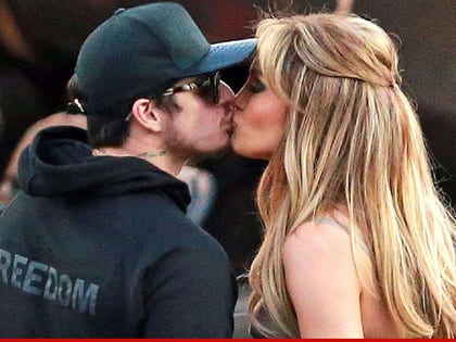 0326_casper_smart_jennifer_lopez_kissing_fameflynet