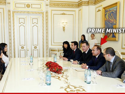 0409-kardashians-armenian-prime-minister-arrow-twitter-03