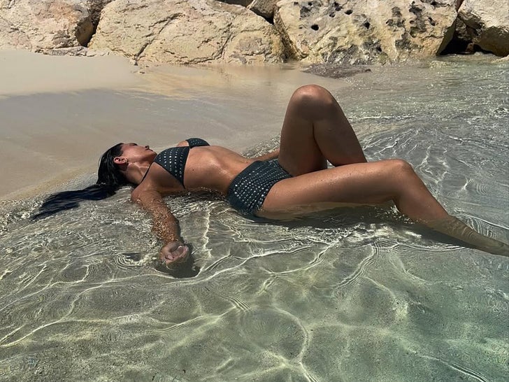 0519-Kylie-Jenazed-bikini-su