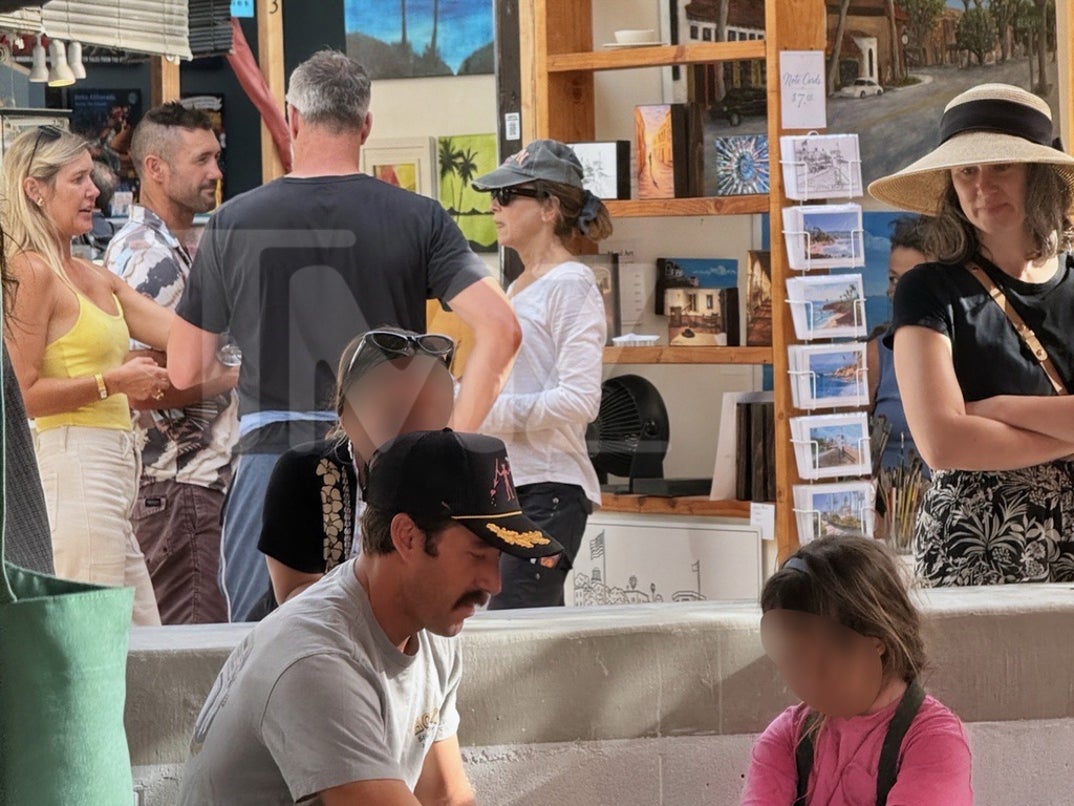 Renee Zellweger And Boyfriend Throw Pottery 1