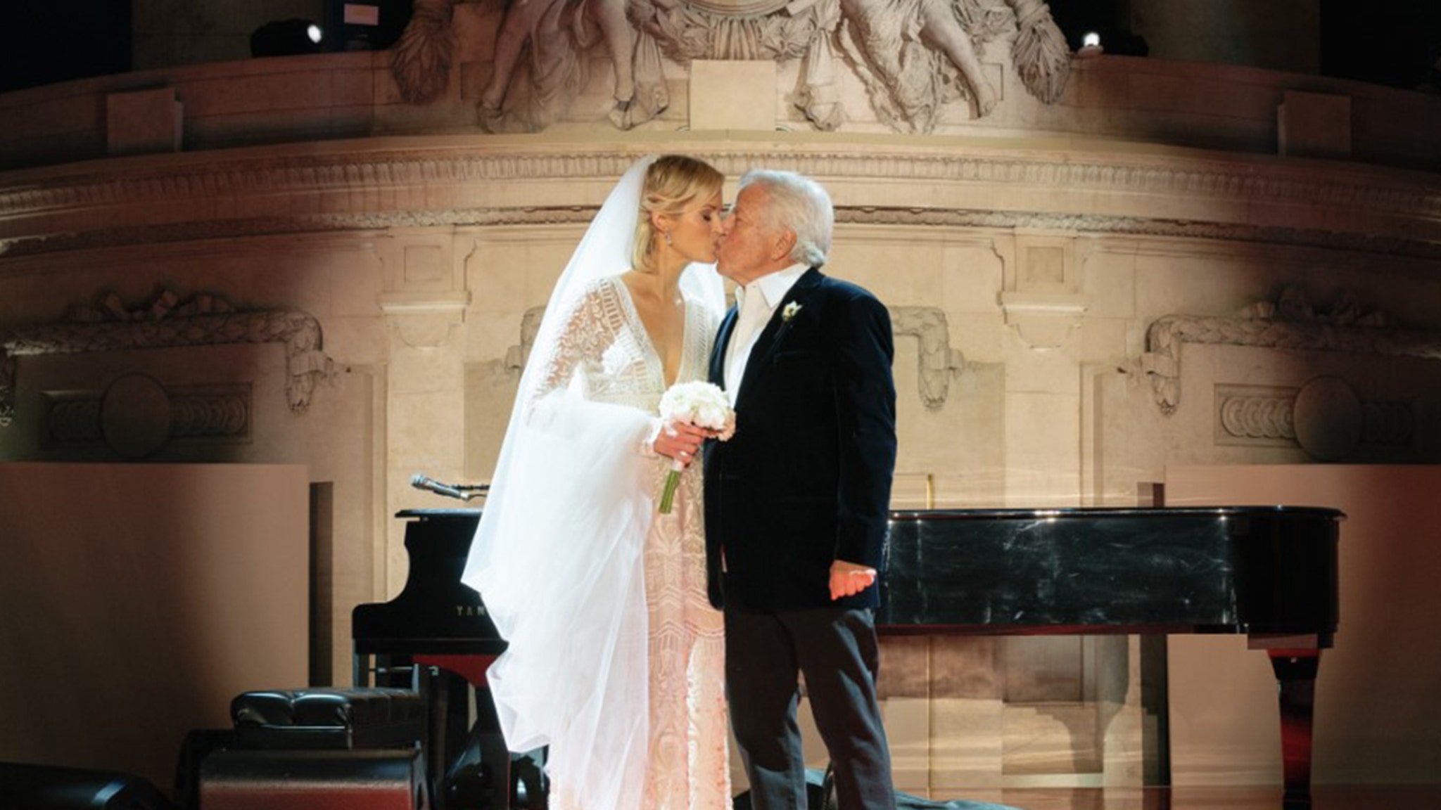 Mariage surprise de Robert Kraft à New York, montres Tom Brady, Elton John joue
