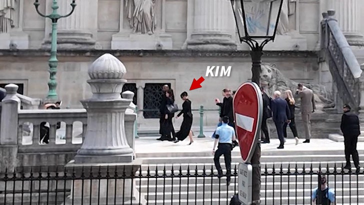 051325_kim_kardashian_entrance_kal